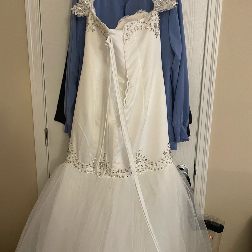 Satin white sparkly wedding gown for sale ,brand new never wore $300,size 12/14